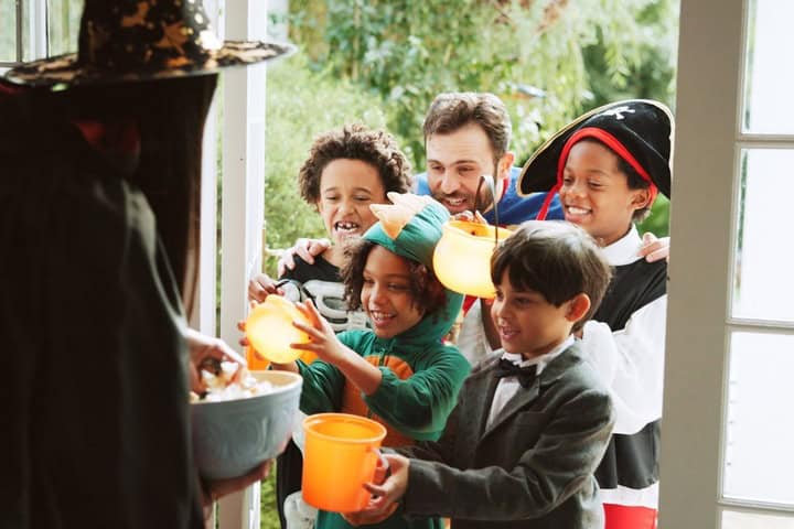 A family trick-or-treating.